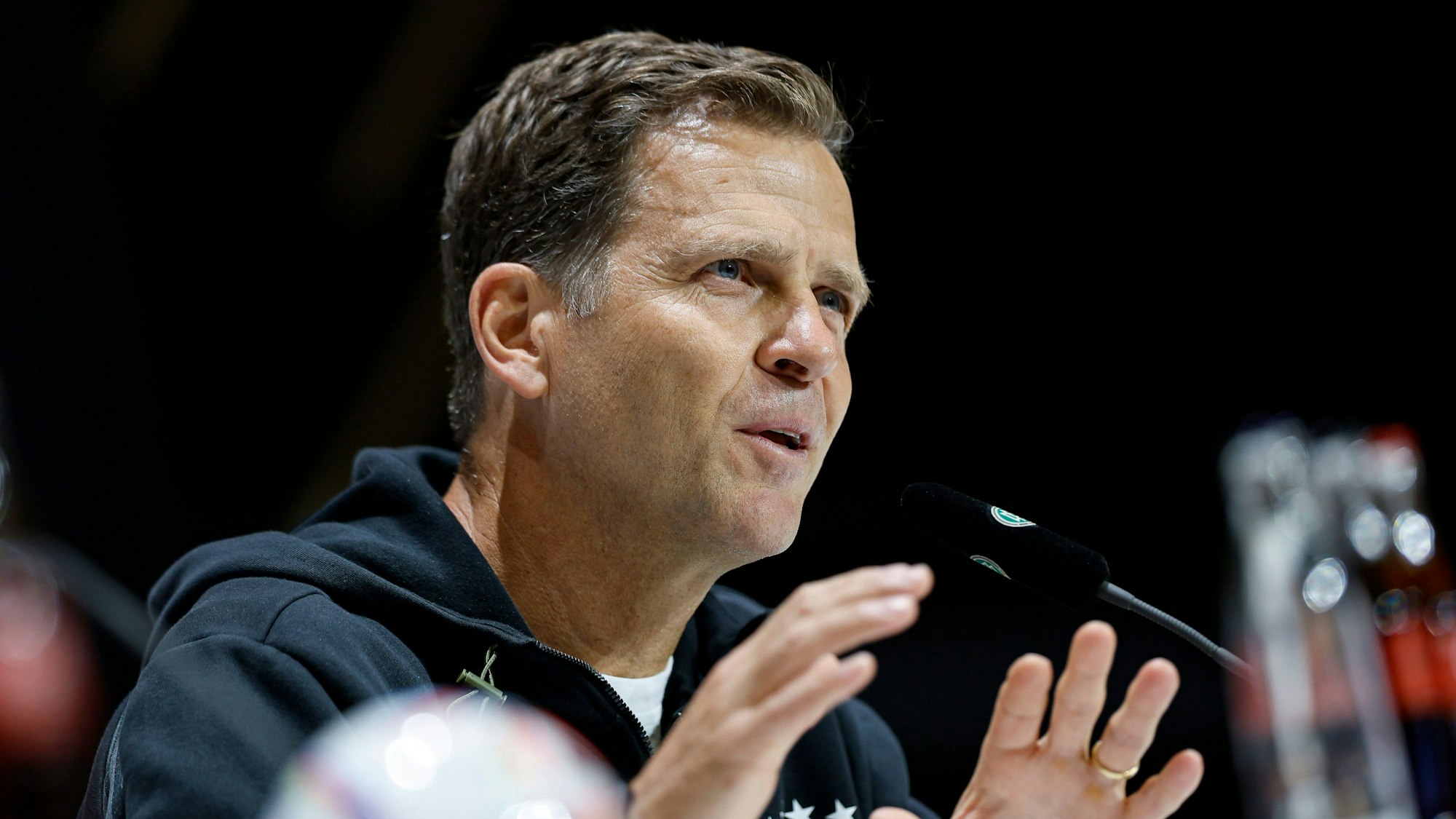 Oliver Bierhoff auf einer DFB-Pressekonferenz am Rednerpult.