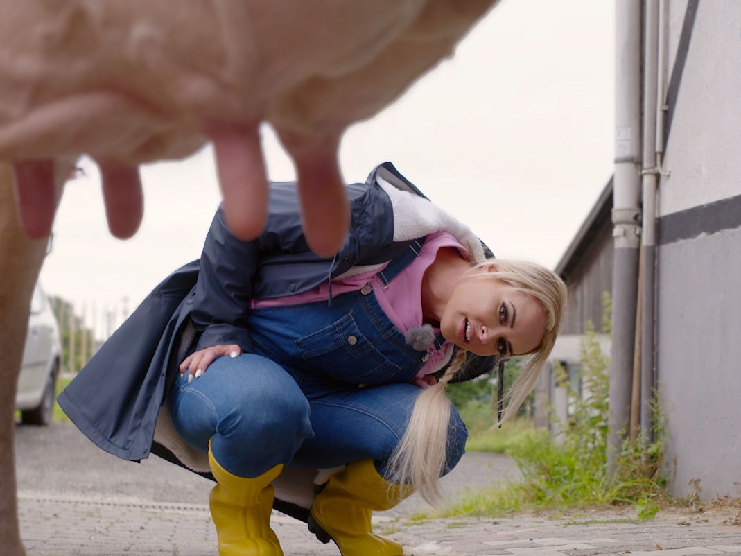 Daniela Katzenberger in ihrer neuen Show "Daniela@Work - Gülle statt Glamour" (ab 28. Juni 2022) beim Streaming-Dienst Discovery+
Pressefoto
Foto: Picture Puzzle Medien