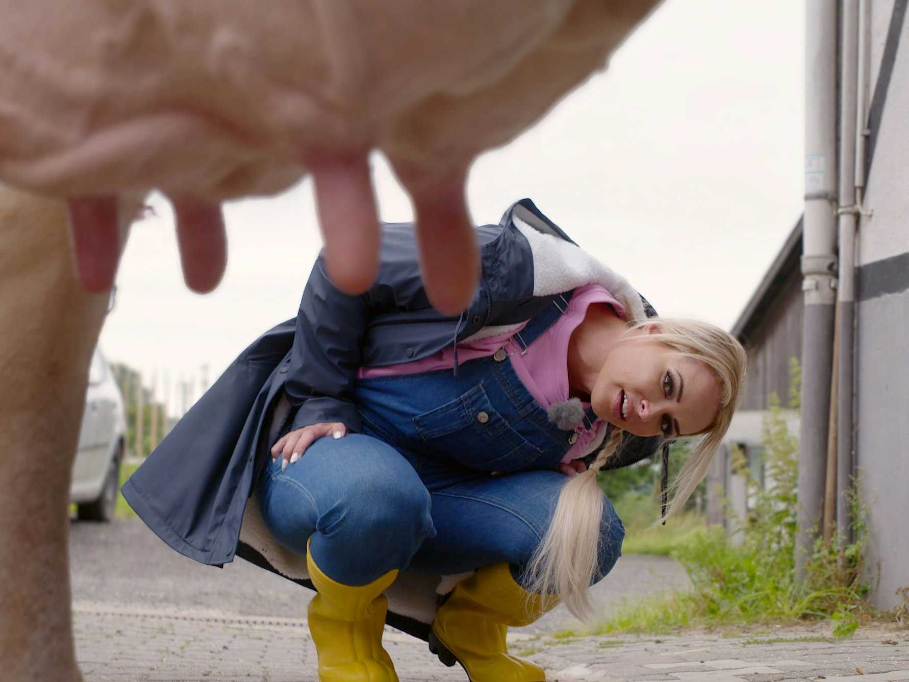 Daniela Katzenberger in ihrer neuen Show "Daniela@Work - Gülle statt Glamour" (ab 28. Juni 2022) beim Streaming-Dienst Discovery+
Pressefoto
Foto: Picture Puzzle Medien