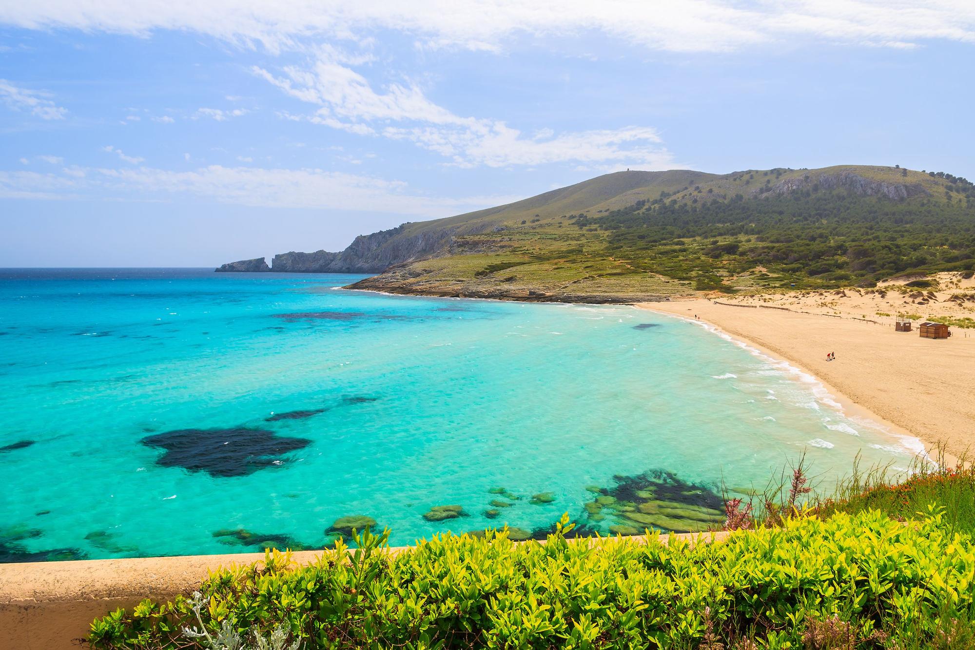 Der Strand in der Cala Mesquida eignet sich aufgrund des flachen Wassers besonders für Familien mit Kindern.