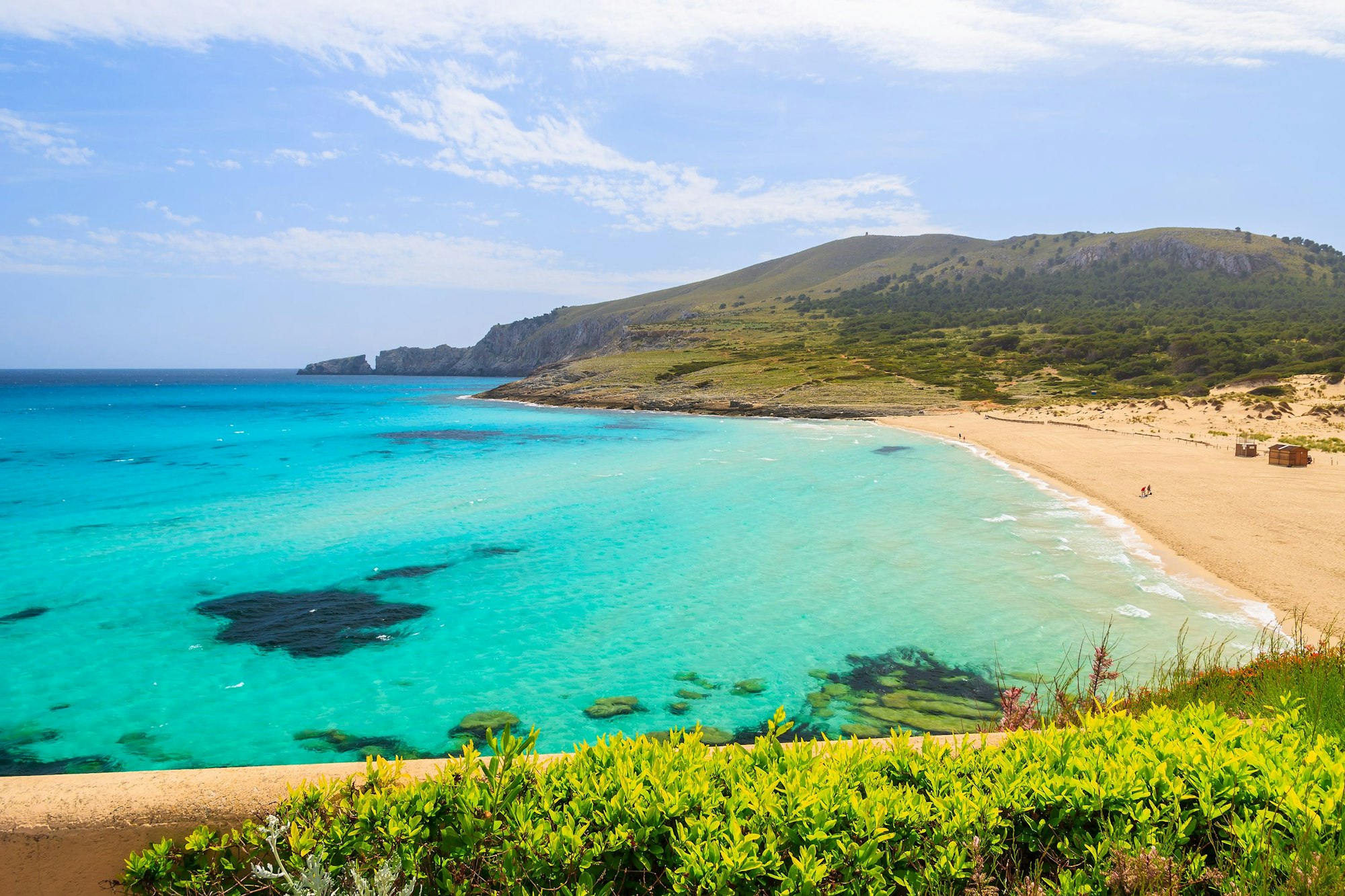 Der Strand in der Cala Mesquida eignet sich aufgrund des flachen Wassers besonders für Familien mit Kindern.