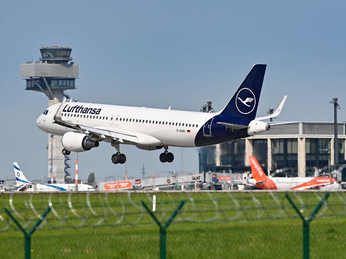 Ein Passagierflugzeug der Lufthansa ist im Landeanflug auf die Südbahn am Hauptstadtflughafen in Berlin.