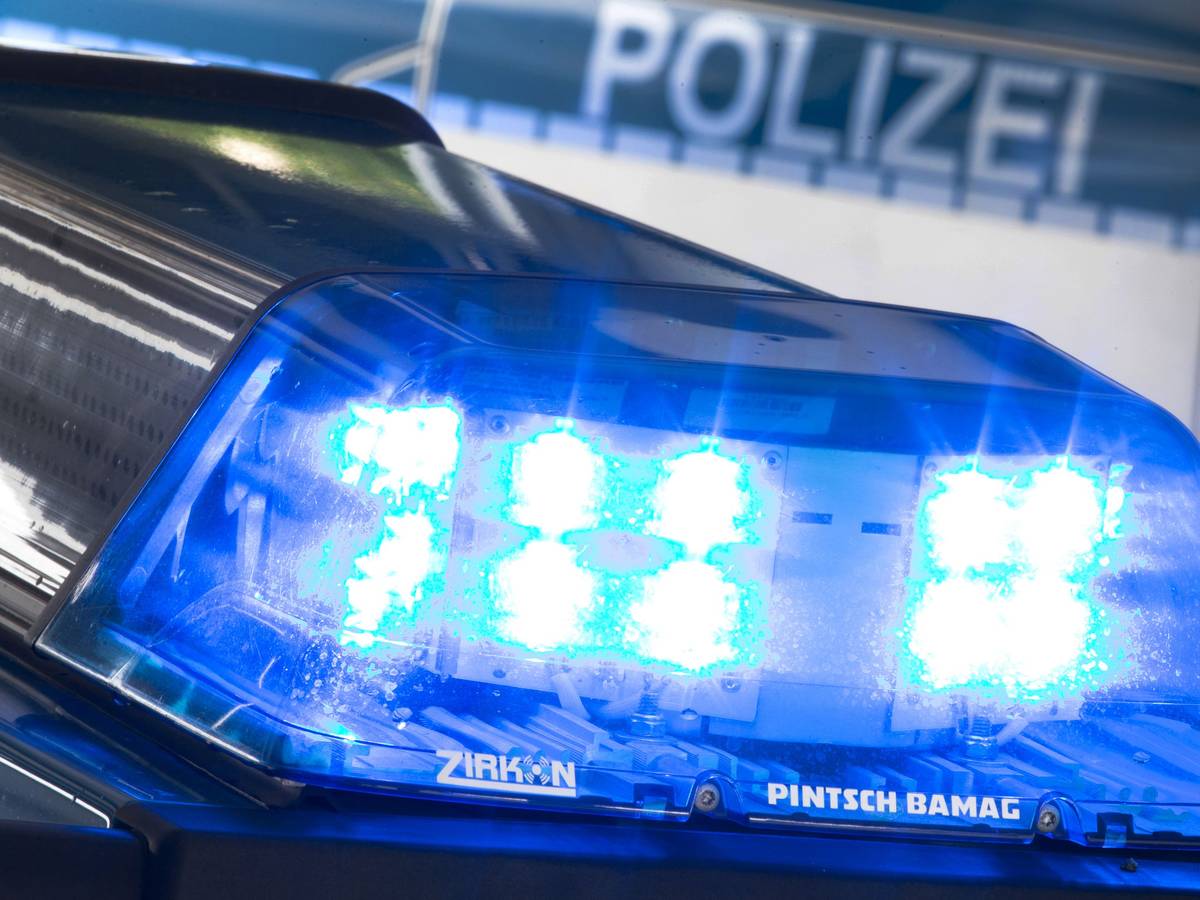 SYMBOLFOTO - Ein Blaulicht leuchtet am auf dem Dach eines Polizeiwagens. (zu dpa «Mann mutmaßlich durch Schreckschusspistole verletzt - Paar flüchtet») +++ dpa-Bildfunk +++