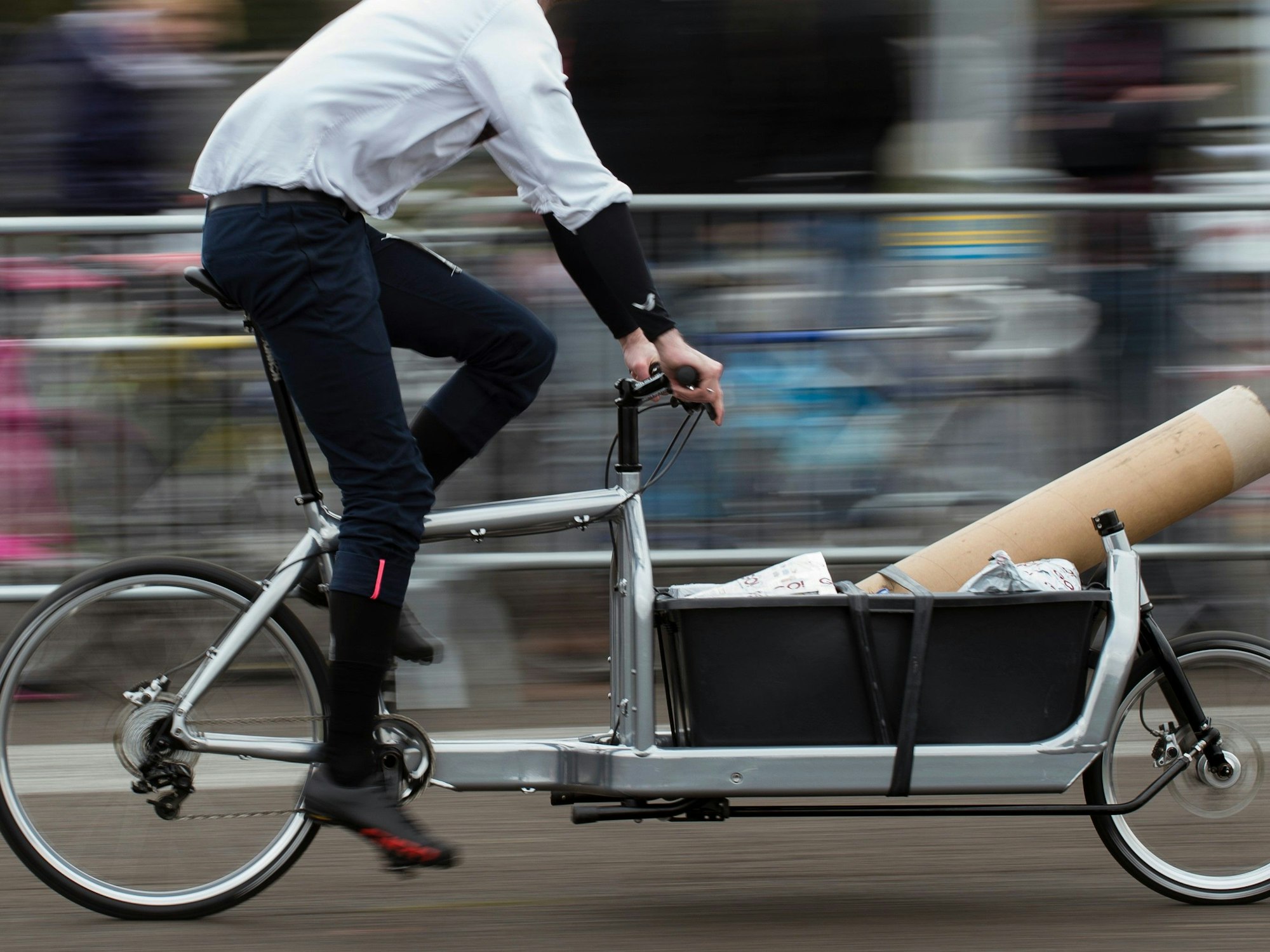 Ein Fahrradkurier wurde in der Kölner Südstadt lebensgefährlich verletzt. Unser Symbolfoto zeigt ein Lastenfahrrad in Berlin.
