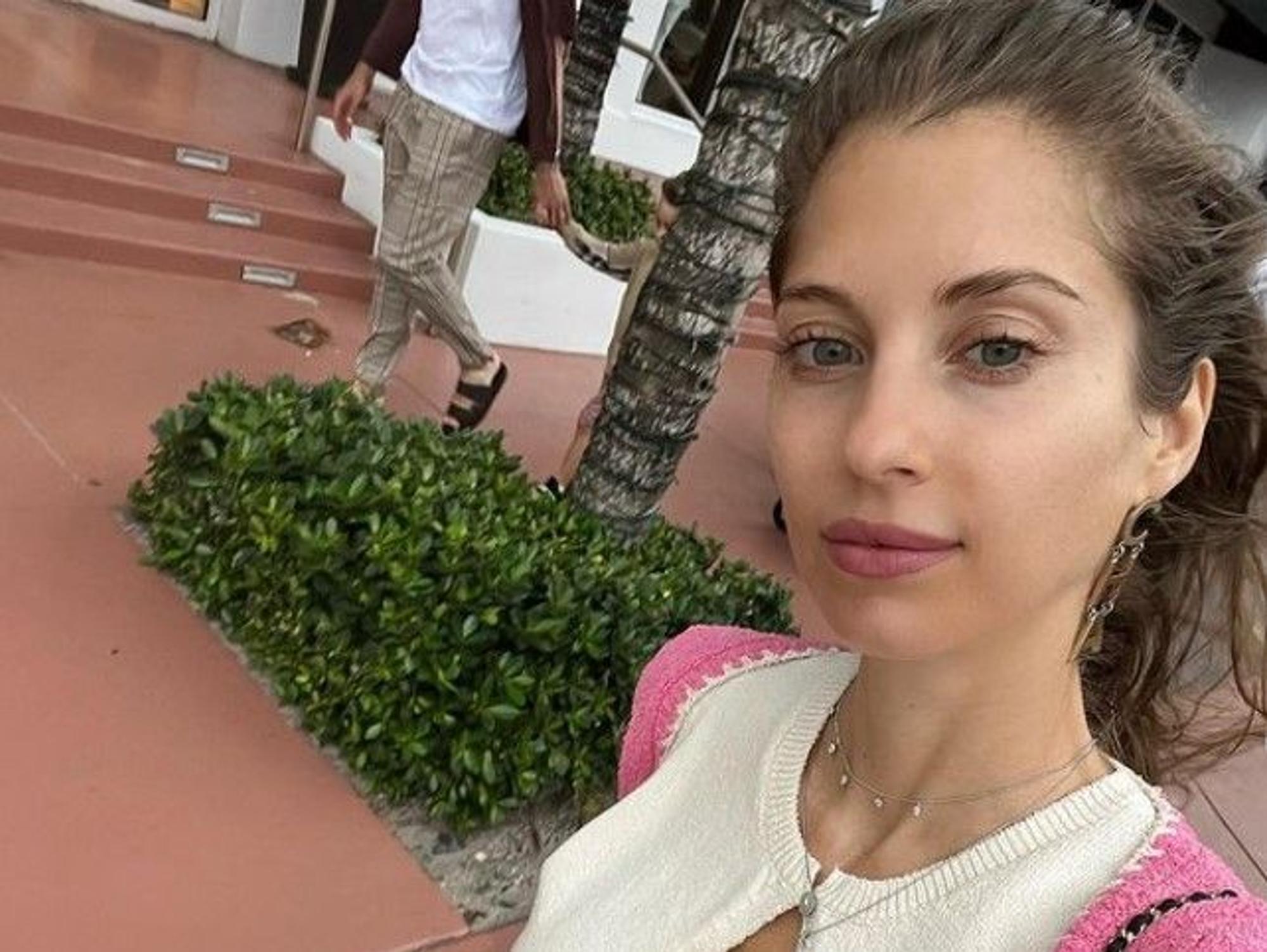 Cathy Hummels, hier auf einem Instagram-Selfie vom 21. Mai 2022, hat den Fans von einem kuriosen Vorfall berichtet.