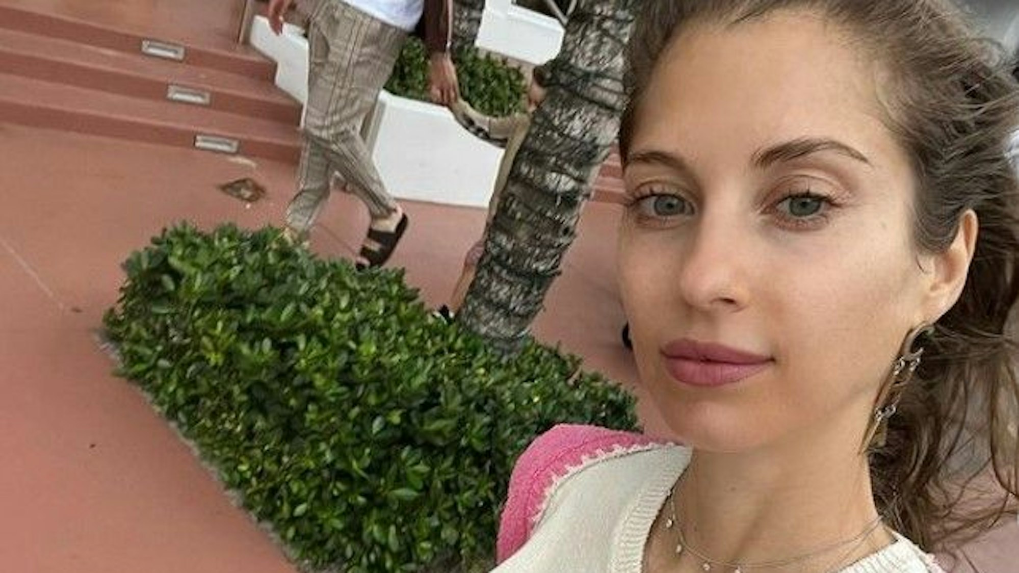 Cathy Hummels, hier auf einem Instagram-Selfie vom 21. Mai, verwöhnt ihre Fans mit regelmäßigen Schnappschüssen.