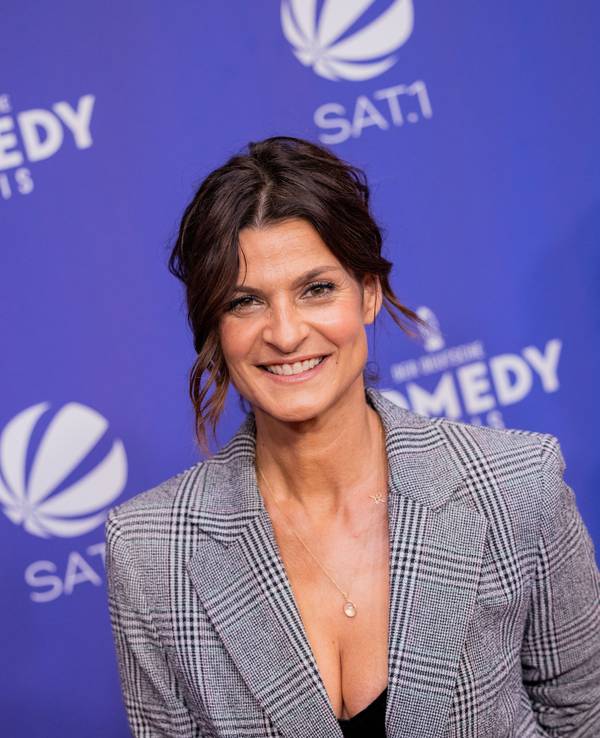 Marlene Lufen kommt über den Roten Teppich zur Verleihung des "Deutschen Comedypreises".