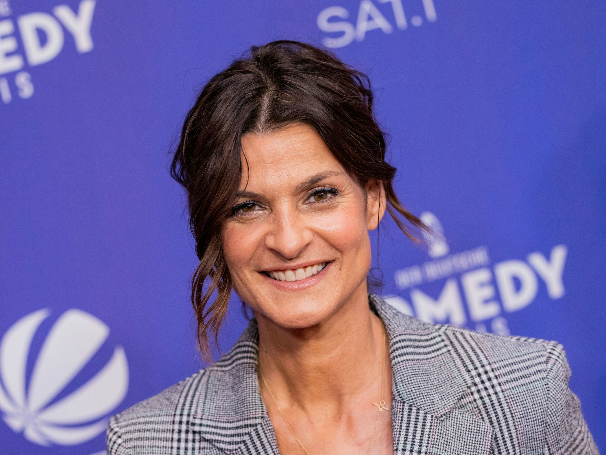 Marlene Lufen lächelt auf dem roten Teppich in die Kamera.