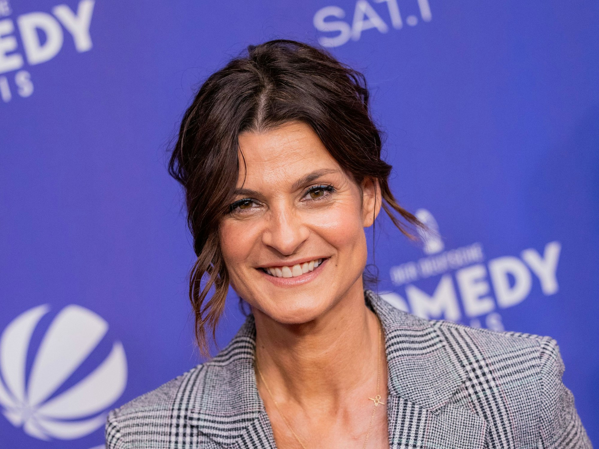 Marlene Lufen lächelt auf dem roten Teppich in die Kamera.