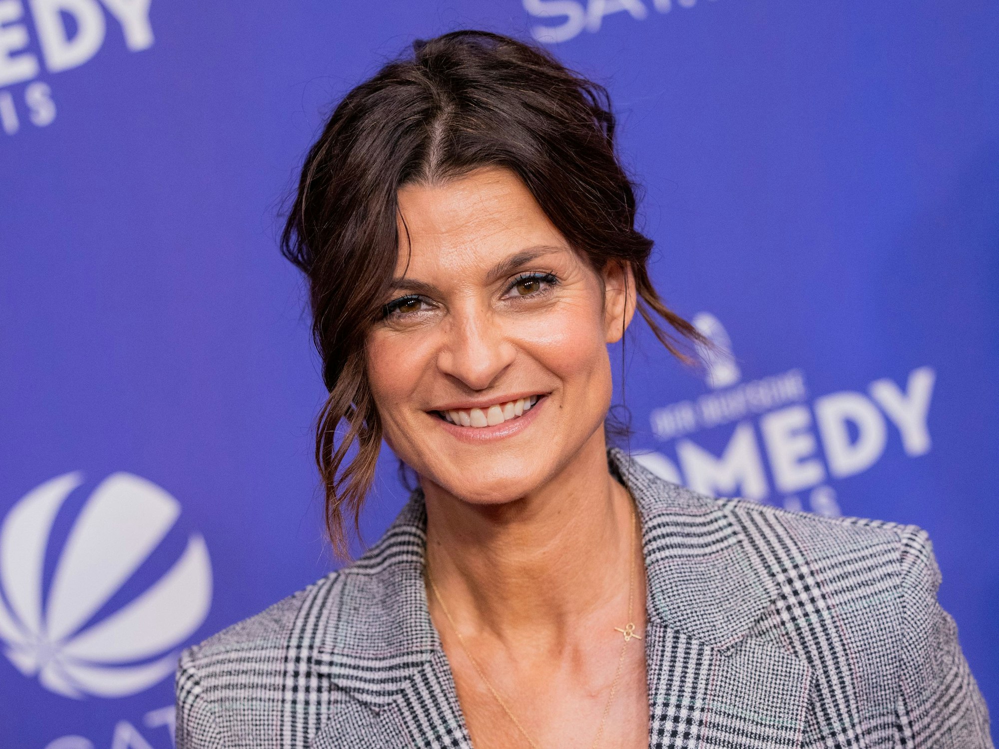 Marlene Lufen kommt über den Roten Teppich zur Verleihung des "Deutschen Comedypreises".