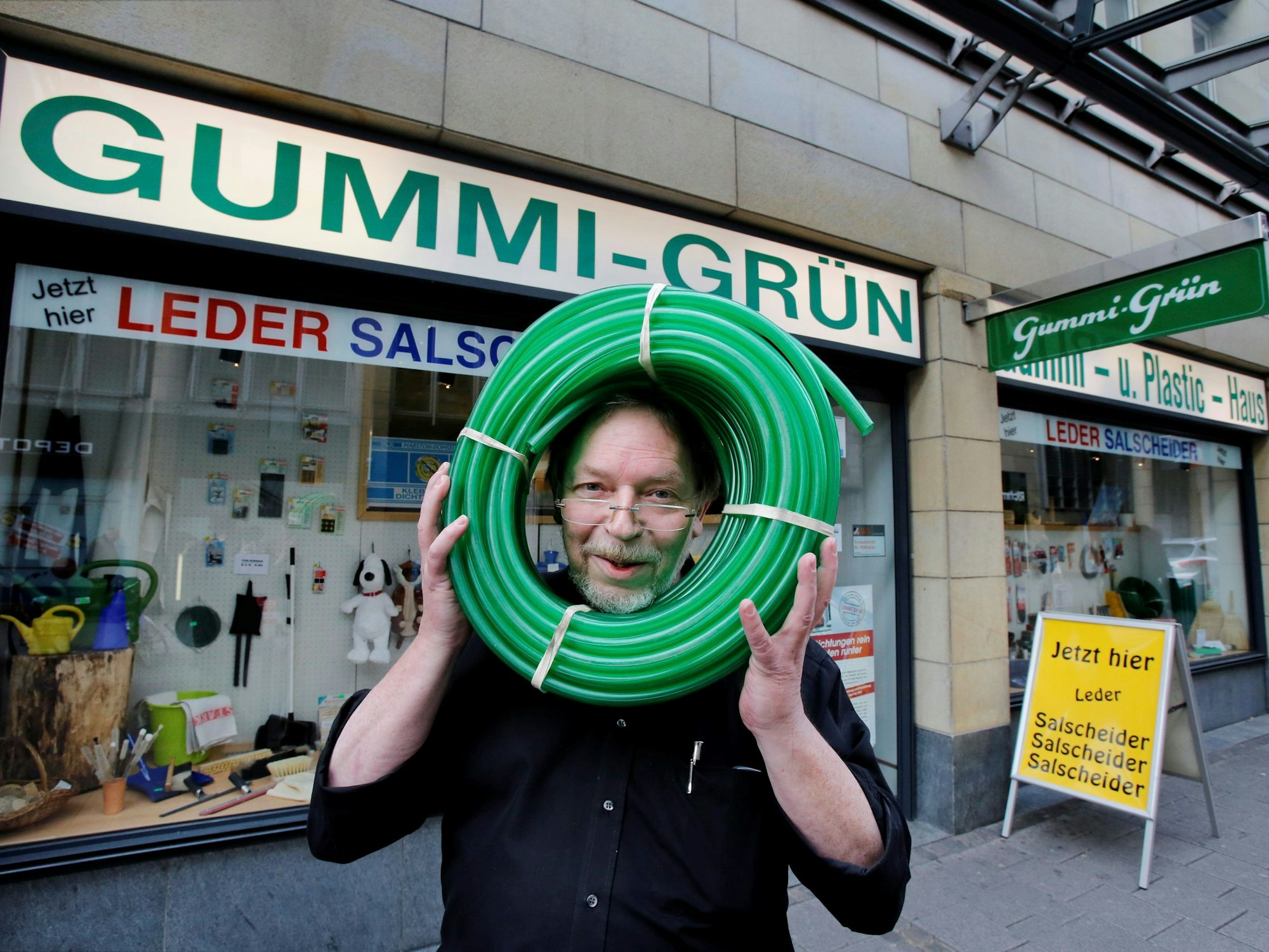 Gummi-Grün-Innhaber Gerhard Zilles 2013 vor seinem Geschäft in der Richmodstraße. Nun schließt das Traditionsgeschäft.
