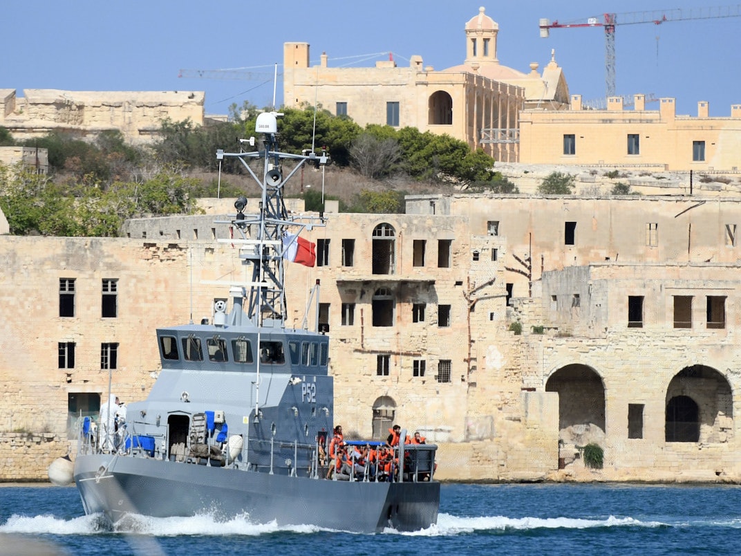 Das Foto, aufgenommen am 30.09.2018, zeigt ein Schiff der maltesischen Marine, das 58 Migrantinnen und Migranten in den Hafen von Valletta bringt.
