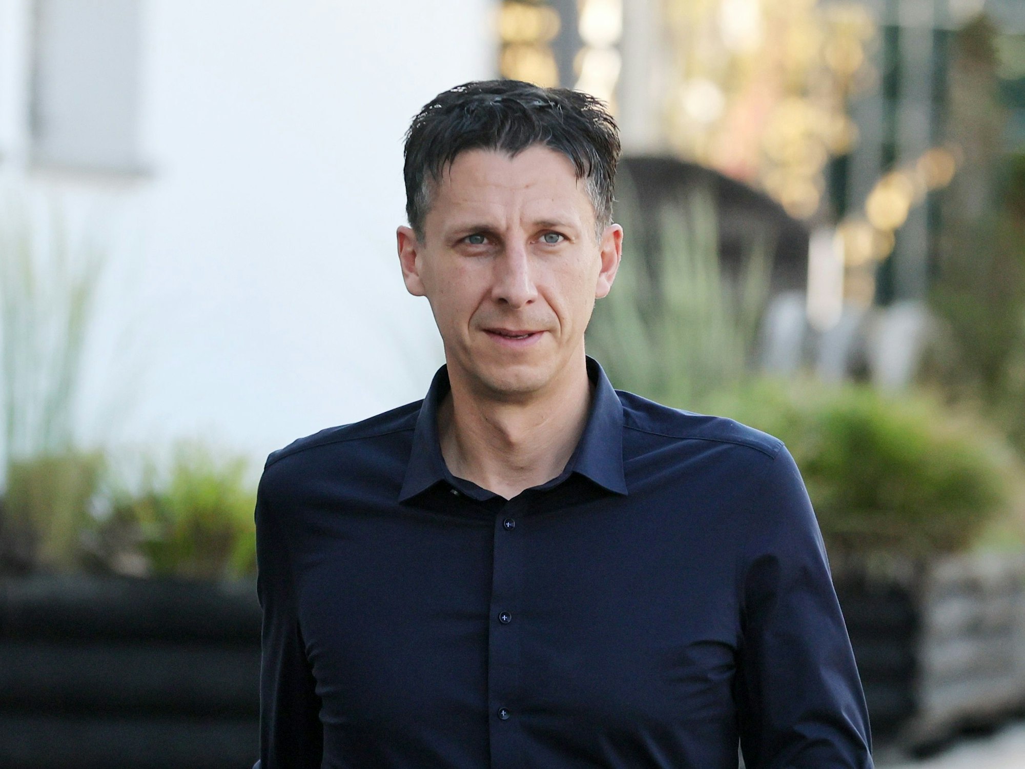 Christian Keller gibt am Geißbockheim ein Interview mit EXPRESS.de