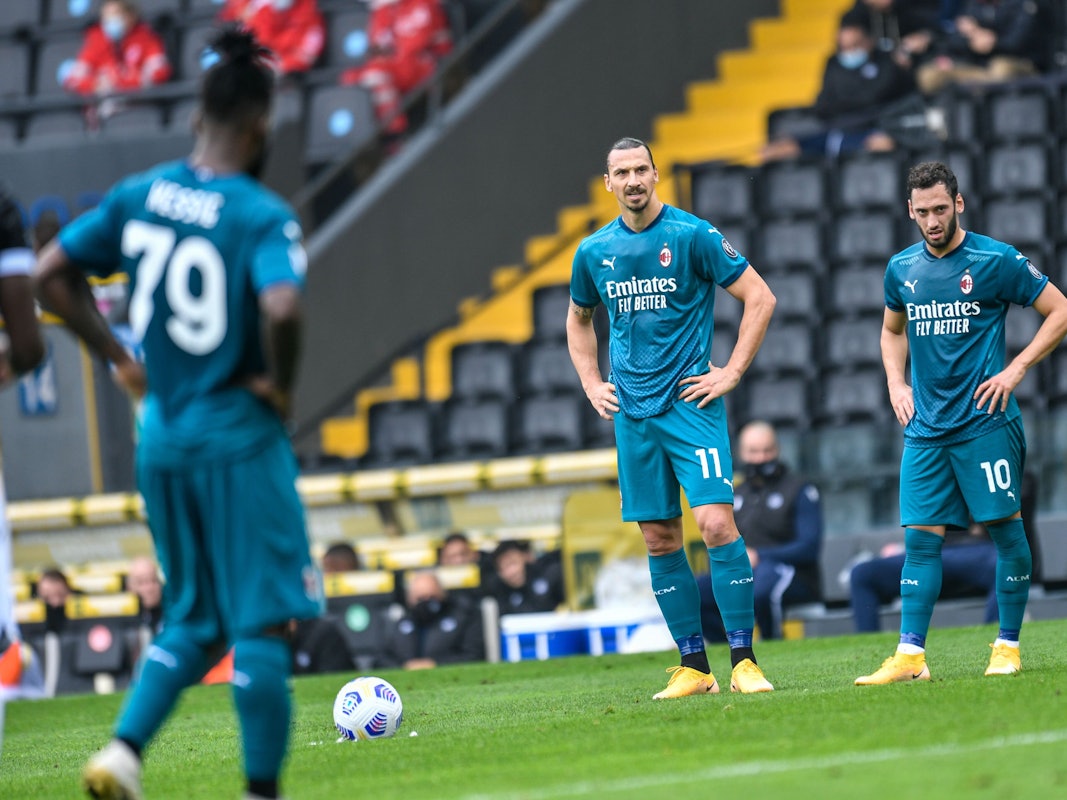 Zlatan Ibrahimovic (M) vom AC Mailand und Teamkollege Hakan Calhanoglu (r) auf dem Platz.