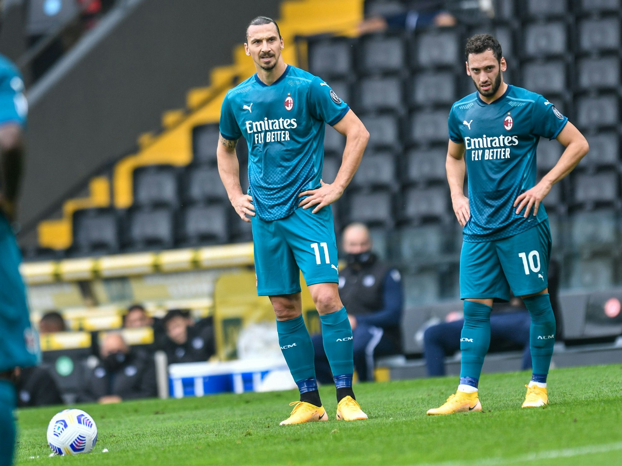Zlatan Ibrahimovic (M) vom AC Mailand und Teamkollege Hakan Calhanoglu (r) auf dem Platz.