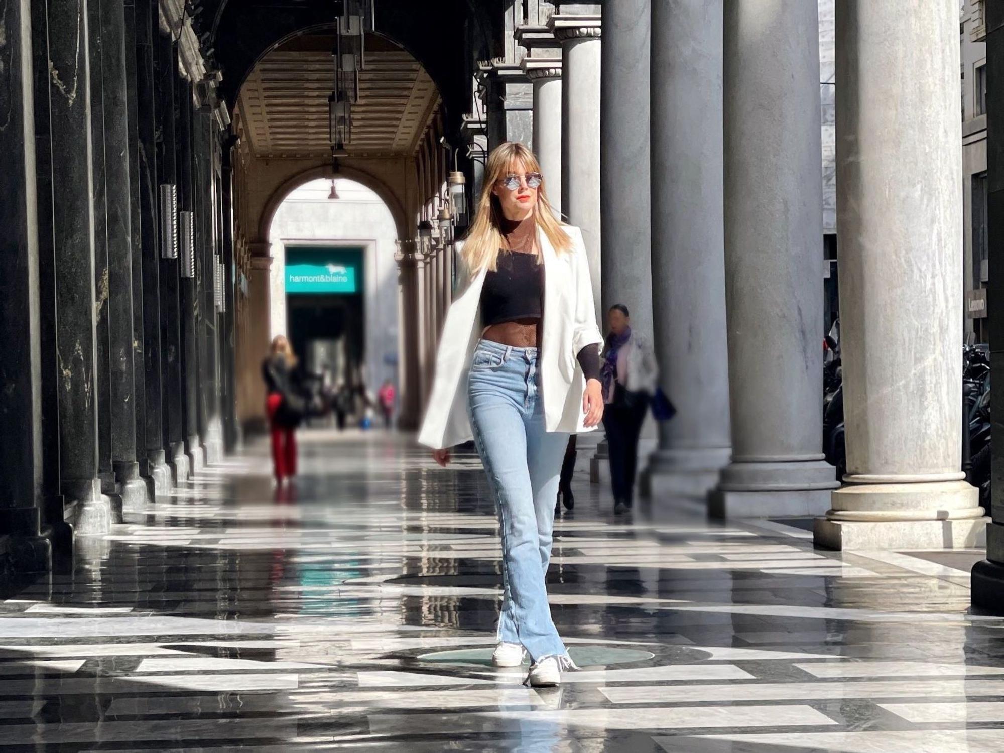 Das Model Nina Ensmann spaziert für ein Foto durch Mailand.