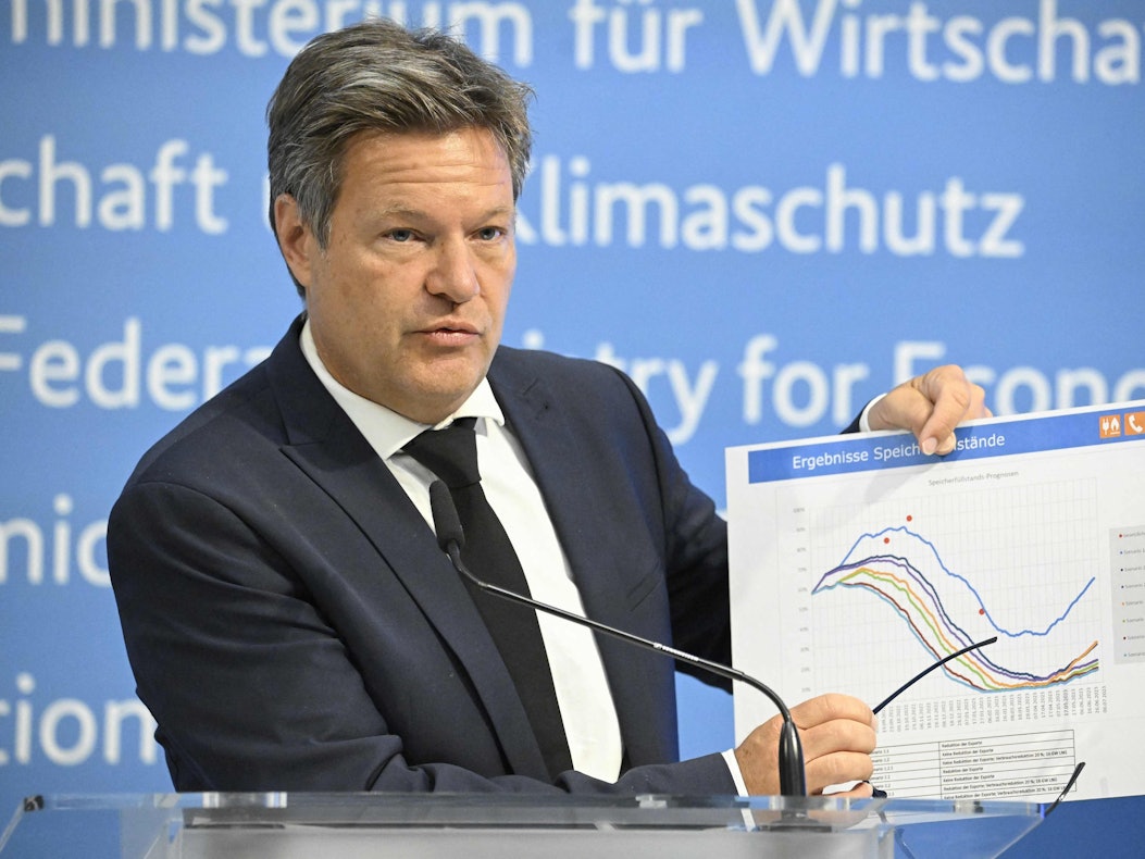 German Minister of Economics and Climate Protection Robert Habeck shows a graph featuring forecasts of storage levels as he gives a press conference on energy supply security, on June 23, 2022 at his Ministry in Berlin. (Photo by Tobias SCHWARZ / AFP)