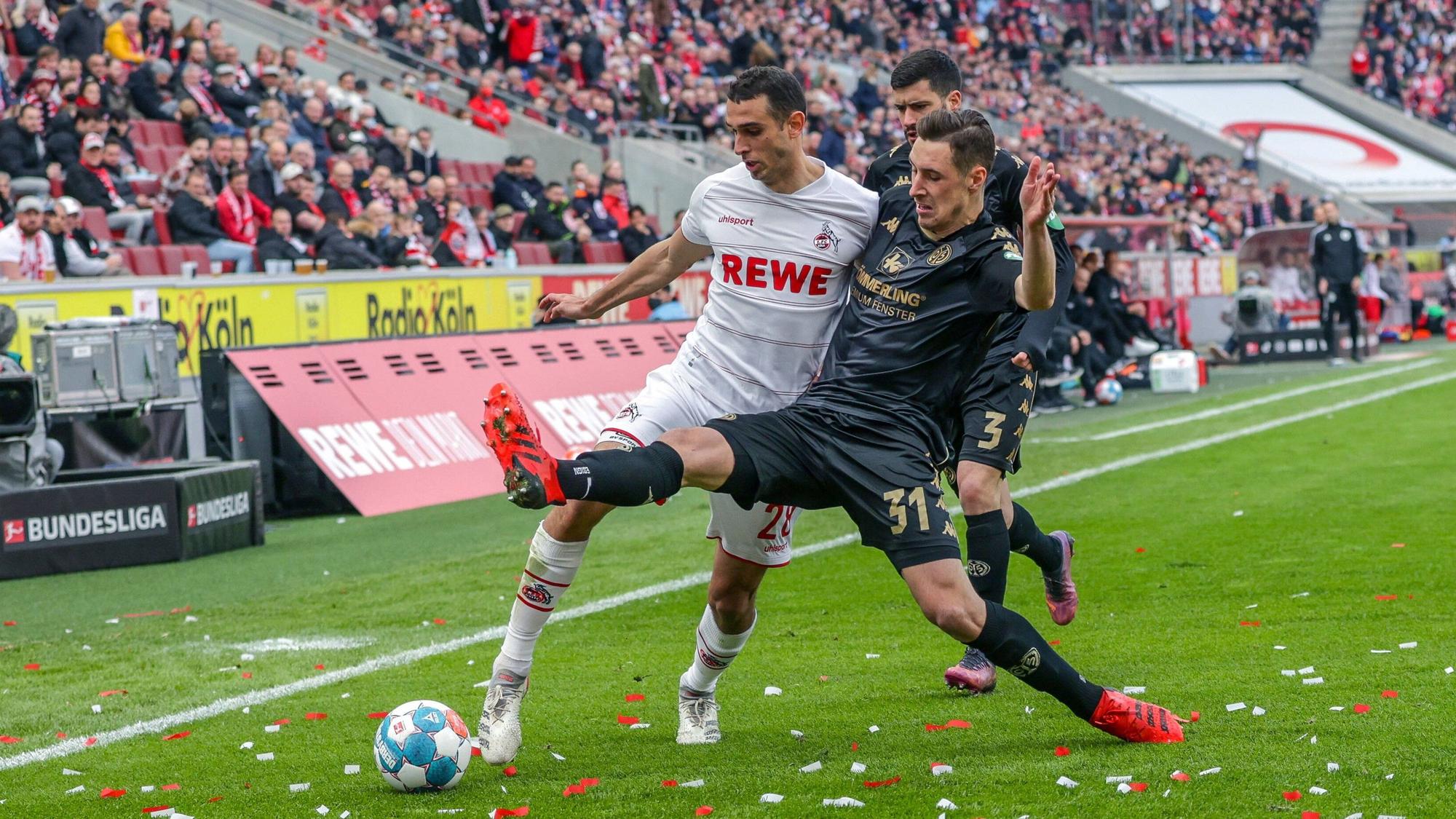 Dominik Kohr (r.) und Ellyes Skhiri beim Bundesliga-Duell zwischen dem 1. FC Köln und Mainz 05 im Zweikampf