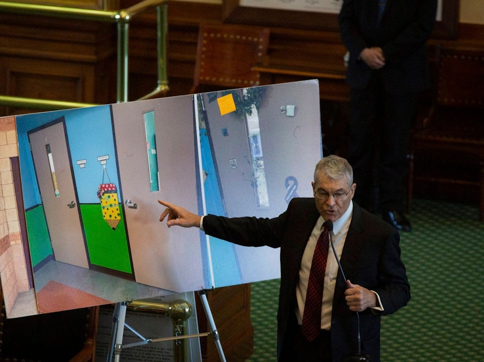 Bei einer Anhörung im texanischen Senat sprach der Direktor der Behörde für öffentliche Sicherheit in Texas, Steven McCraw, am Dienstag (22. Juni 2022), über das seiner Meinung nach „klägliche Versagen“ des zuständigen Polizeichefs. Er zeigte anhand von Fotos den Tatablauf.