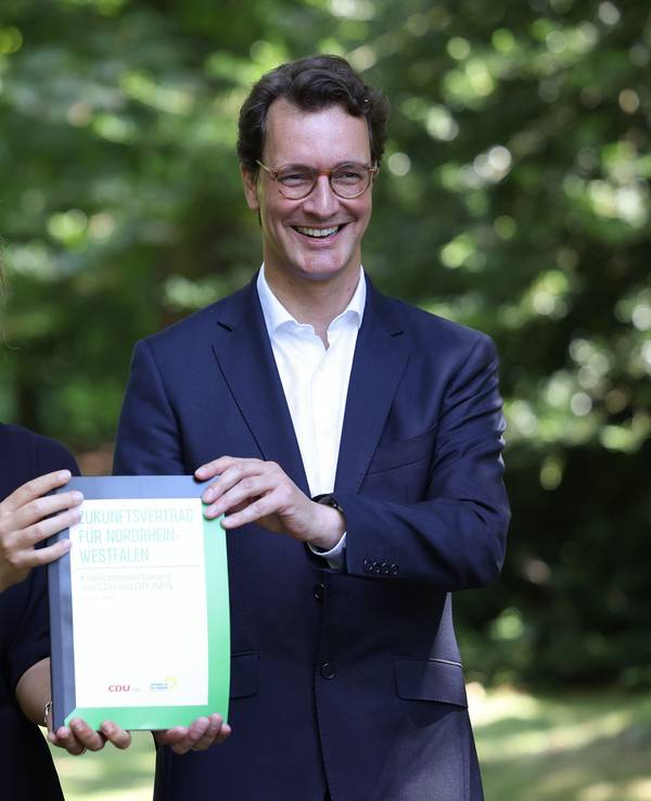 Ministerpräsident Hendrik Wüst (CDU) und Mona Neubaur, Vorsitzende der Grünen in Nordrhein-Westfalen, stellten am 23. Juni den Koalitionsvertrag von Schwarz-Grün in NRW vor.