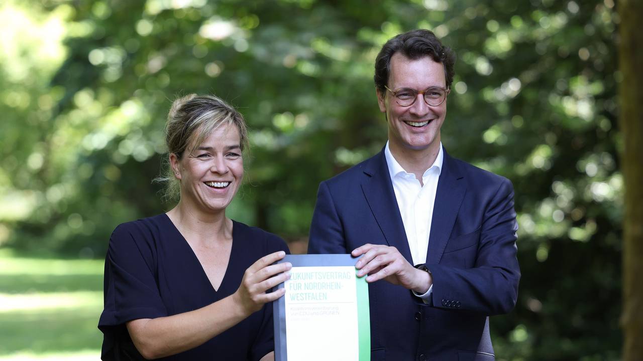 Ministerpräsident Hendrik Wüst (CDU) und Mona Neubaur, Vorsitzende der Grünen in Nordrhein-Westfalen, stellten am 23. Juni den Koalitionsvertrag von Schwarz-Grün in NRW vor.