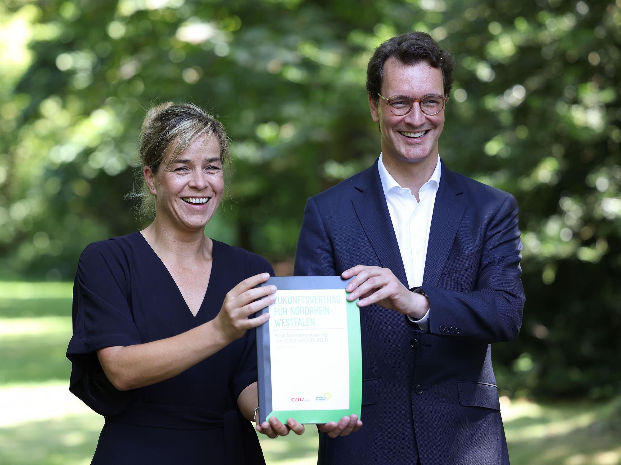 Ministerpräsident Hendrik Wüst (CDU) und Mona Neubaur, Vorsitzende der Grünen in Nordrhein-Westfalen, stellten am 23. Juni den Koalitionsvertrag von Schwarz-Grün in NRW vor.
