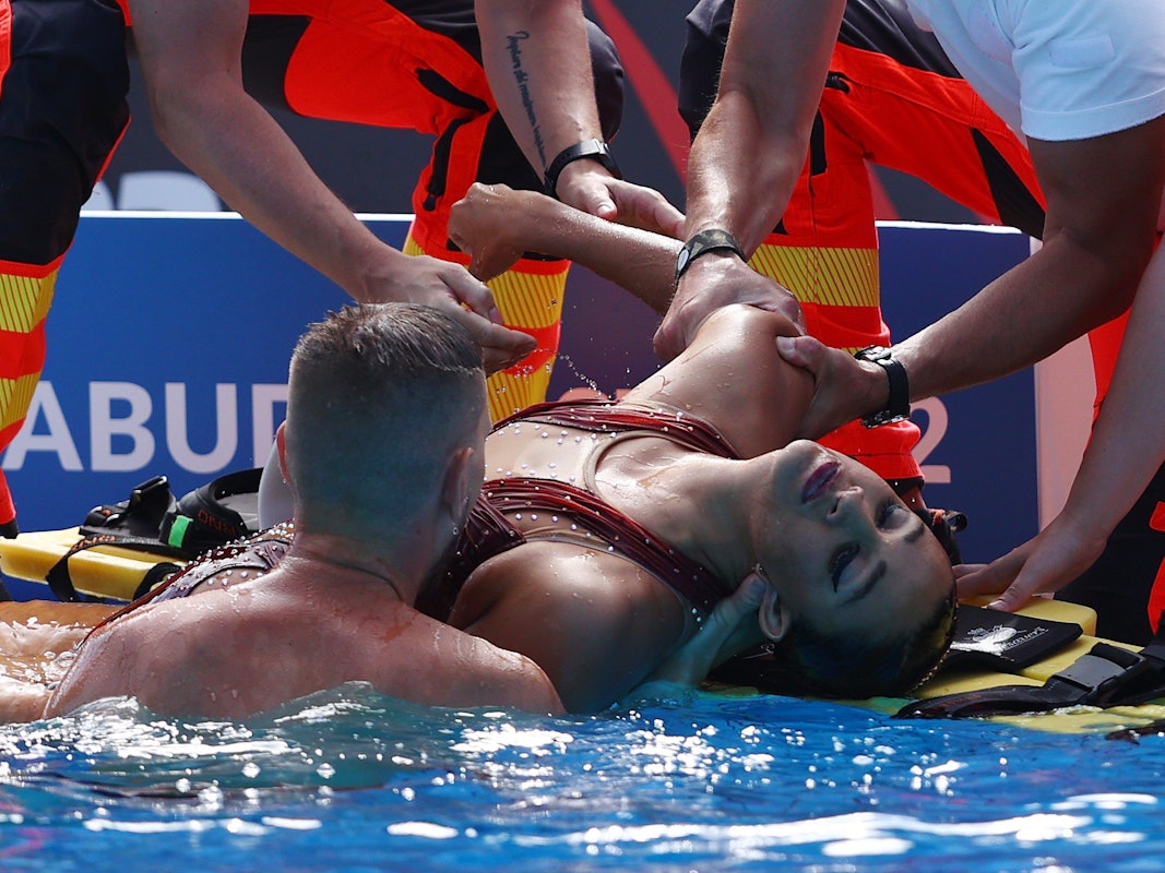 Anita Alvarez wird bei der Schwimm-WM nach der Rettung von Sanitätern aus dem Wasser gezogen und am Beckenrand erstversorgt.