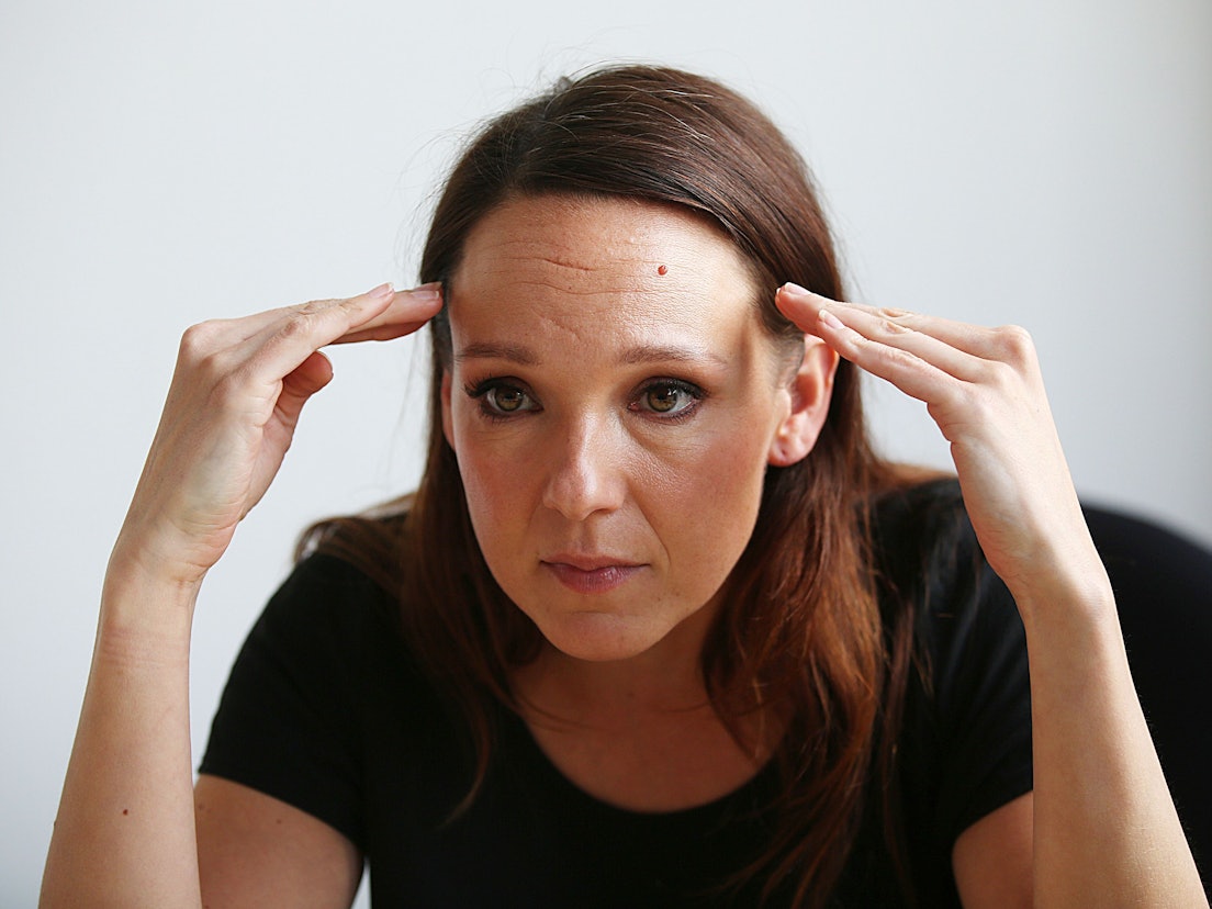 Die Komikerin Carolin Kebekus fasst sich während eines Interviews am 26. April 2018 an den Kopf.