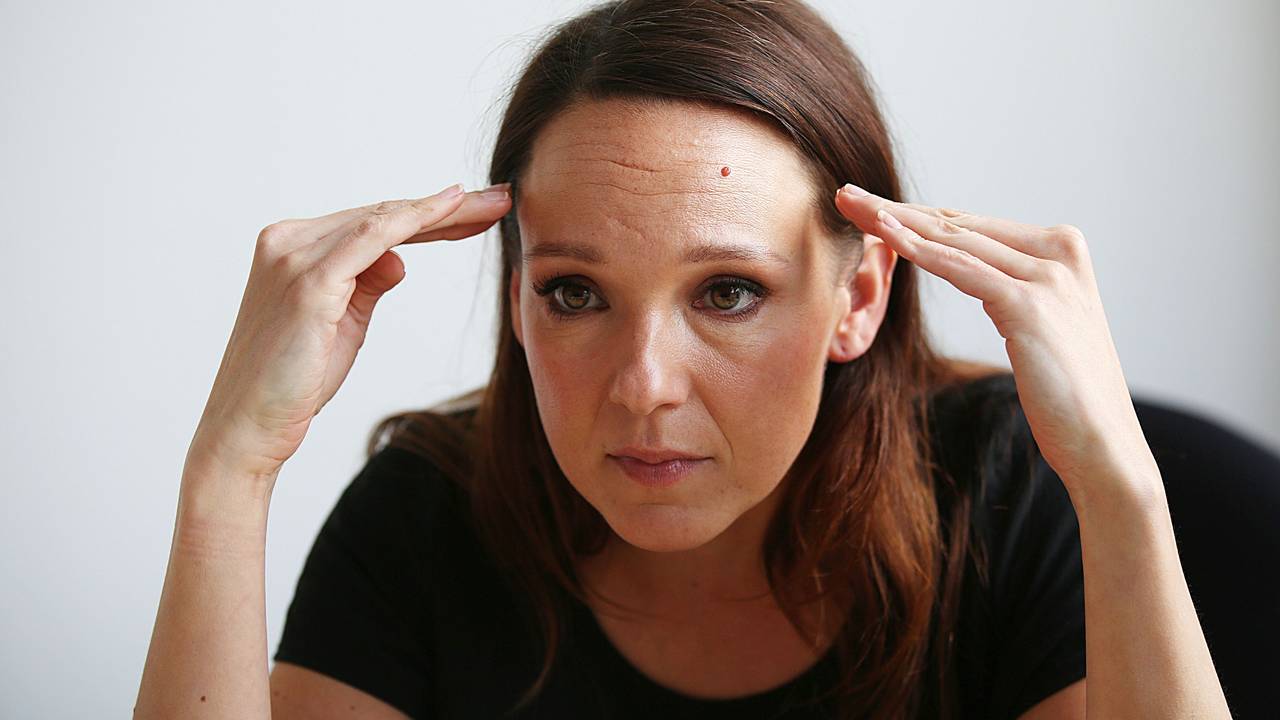 Die Komikerin Carolin Kebekus hält sich die Hände an den Kopf.