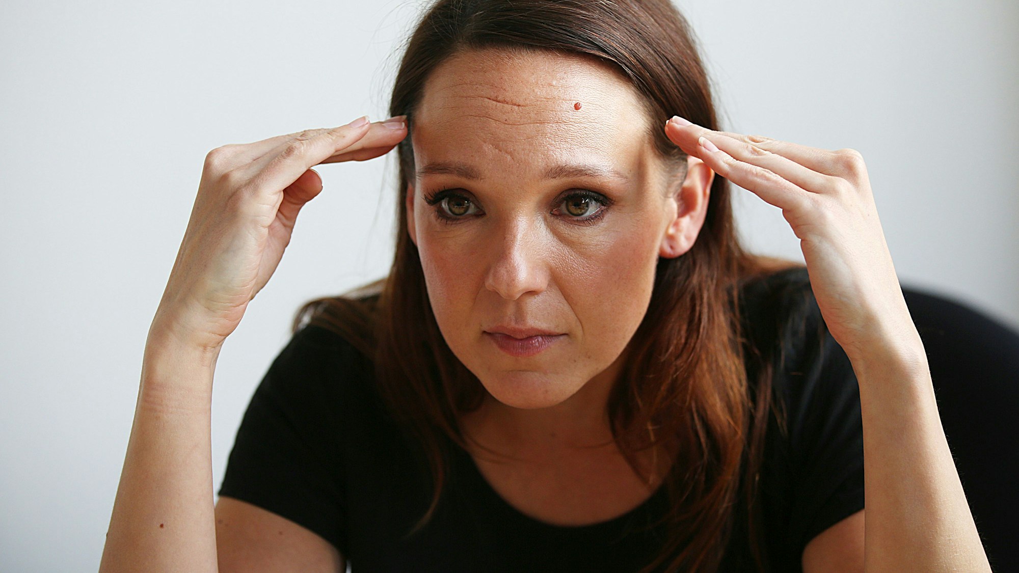 Die Komikerin Carolin Kebekus hält sich die Hände an den Kopf.