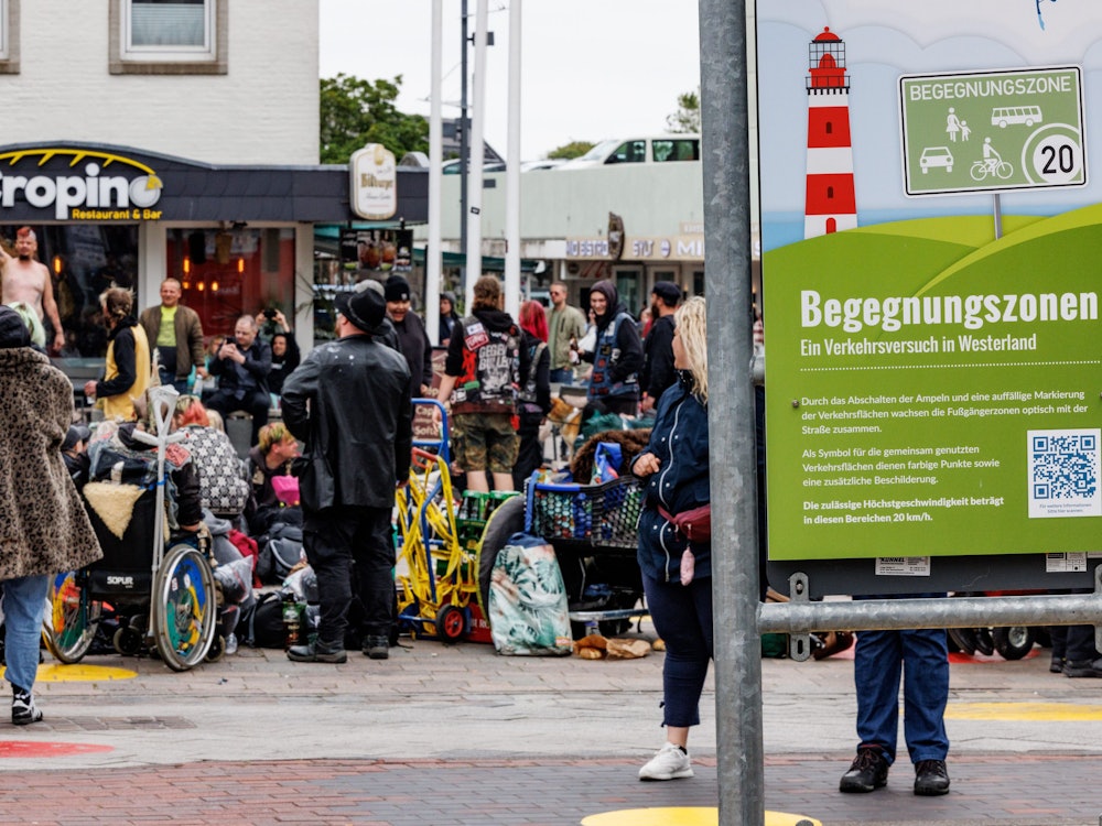 Ein Gruppe Punks feiert in der Fußgängerzone von Westerland auf Sylt. Das Foto wurde am 04.06.2022 aufgenommen.