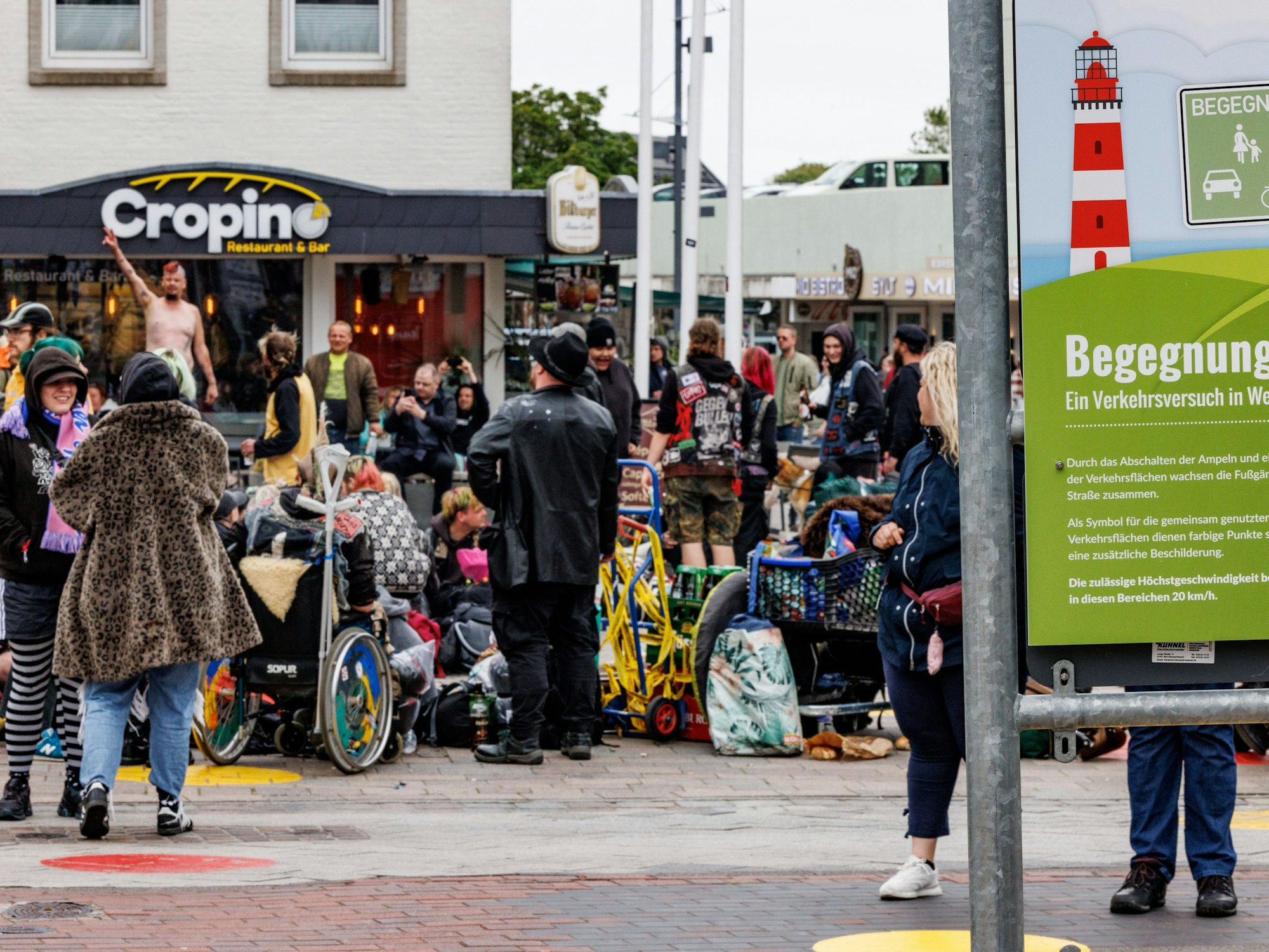 Ein Gruppe Punks feiert in der Fußgängerzone von Westerland auf Sylt. Das Foto wurde am 04.06.2022 aufgenommen.