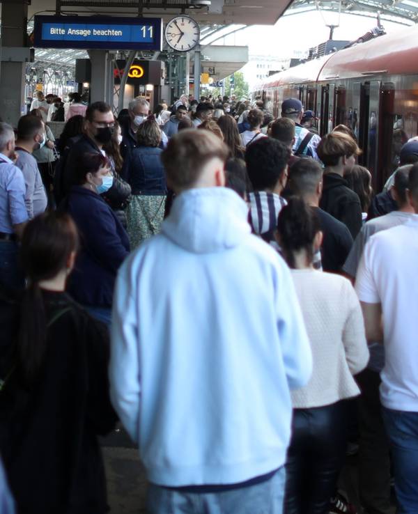 Völlig überfüllt: Das Gleis 11 am Kölner Hauptbahnhof am 6. Juni 2022. Können da überhaupt noch Kontrollen durchgeführt werden?