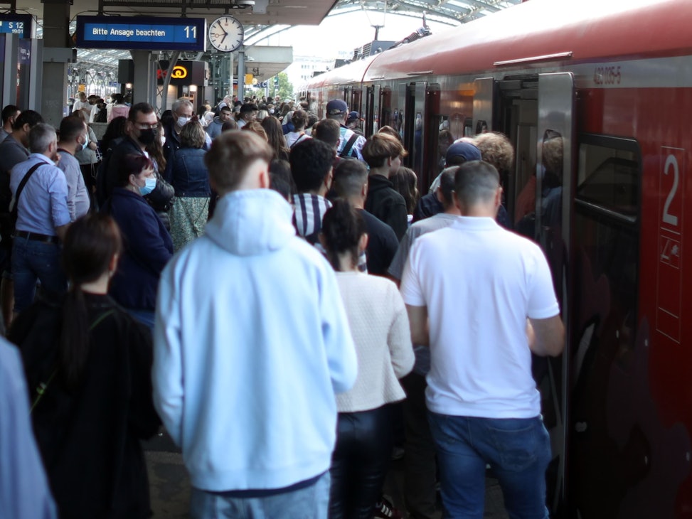 Völlig überfüllt: Das Gleis 11 am Kölner Hauptbahnhof am 6. Juni 2022. Können da überhaupt noch Kontrollen durchgeführt werden?