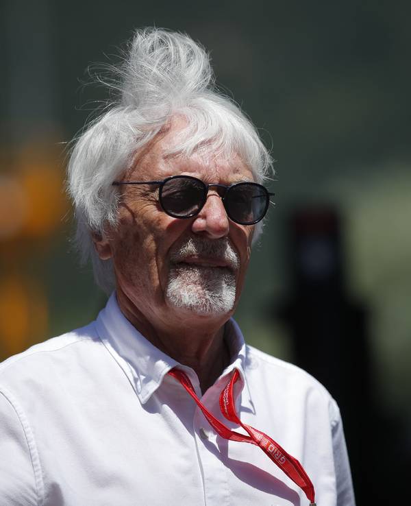 Bernie Ecclestone mit Sonnenbrille im Fahrerlager.
