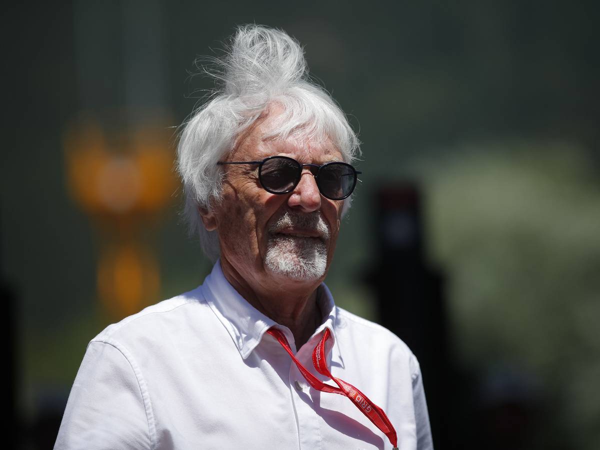 Bernie Ecclestone mit Sonnenbrille im Fahrerlager.