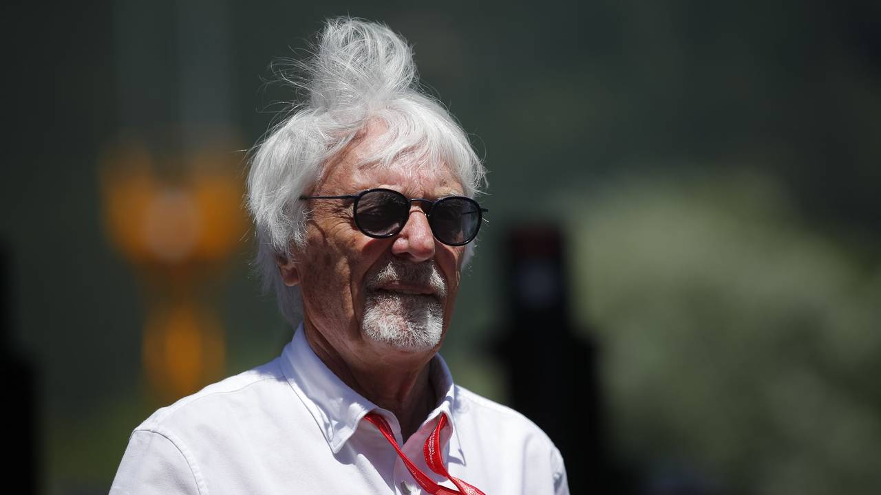 Bernie Ecclestone mit Sonnenbrille im Fahrerlager.