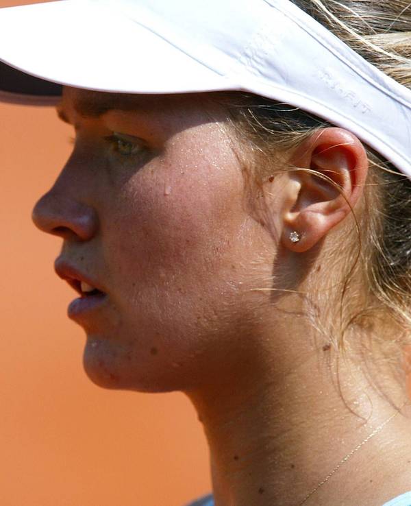 Ashley Harkleroad (USA) steht mit Schirmmützeauf dem Tennisplatz.
