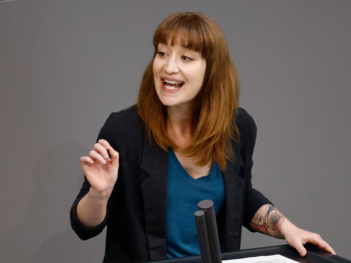 24.06.2022, Berlin: Heidi Reichinnek (Die Linke) spricht im Bundestag in der Debatte über die Abschaffung des Werbeverbots für Abtreibungen Foto: Carsten Koall/dpa +++ dpa-Bildfunk +++