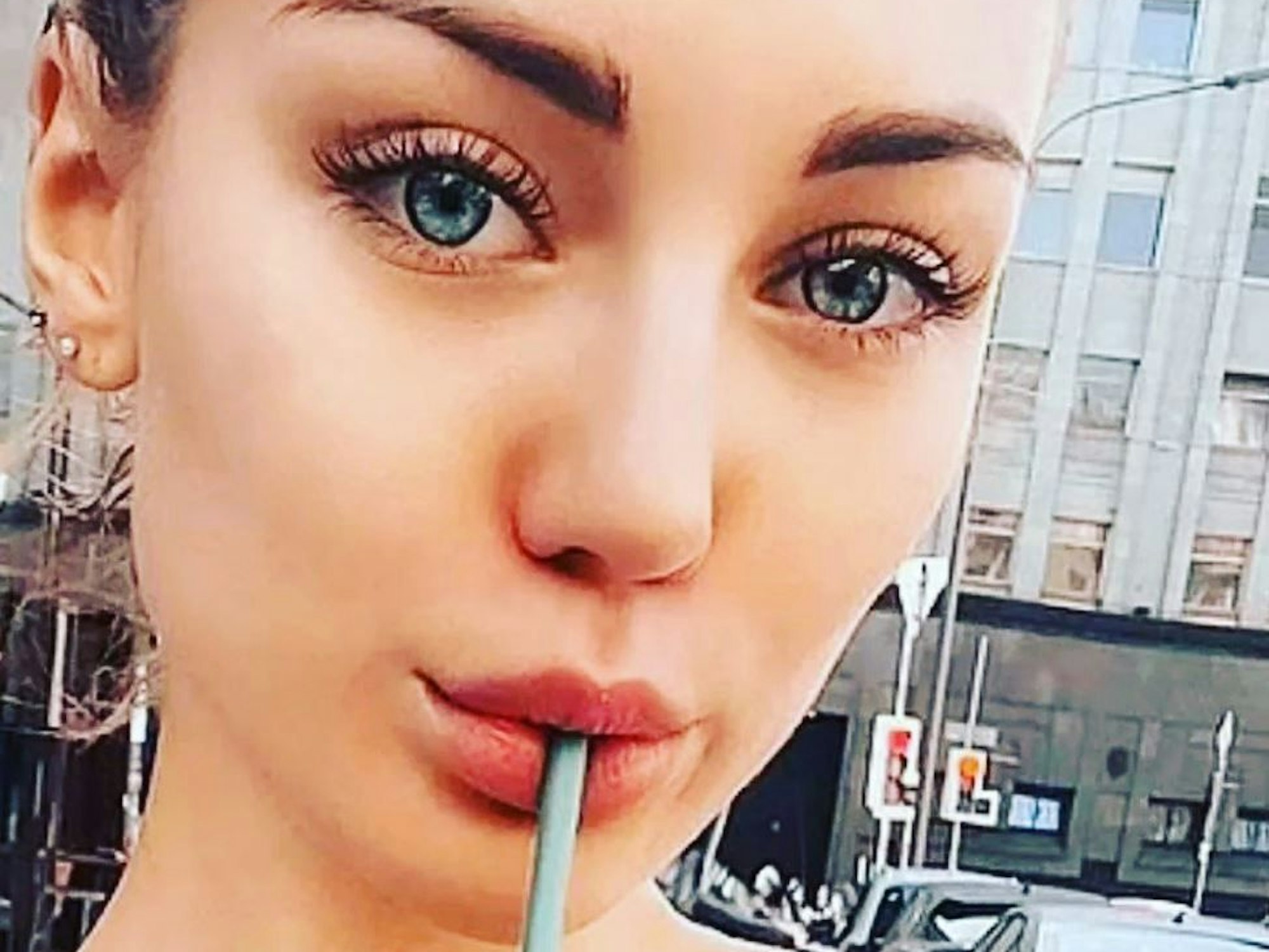 Die tragische Geschichte des russischen Models Gretta Vedler lässt einen fassungslos zurück. Die mittlerweile verstorbene 23-Jährige hat ihren eigenen Tod vorhergesagt.
Das Selfie wurde am 19. März 2022 auf einem Memorial-Account für das Model auf Instagram hochgeladen.
Foto: instagram.com/grettavedlermemorial