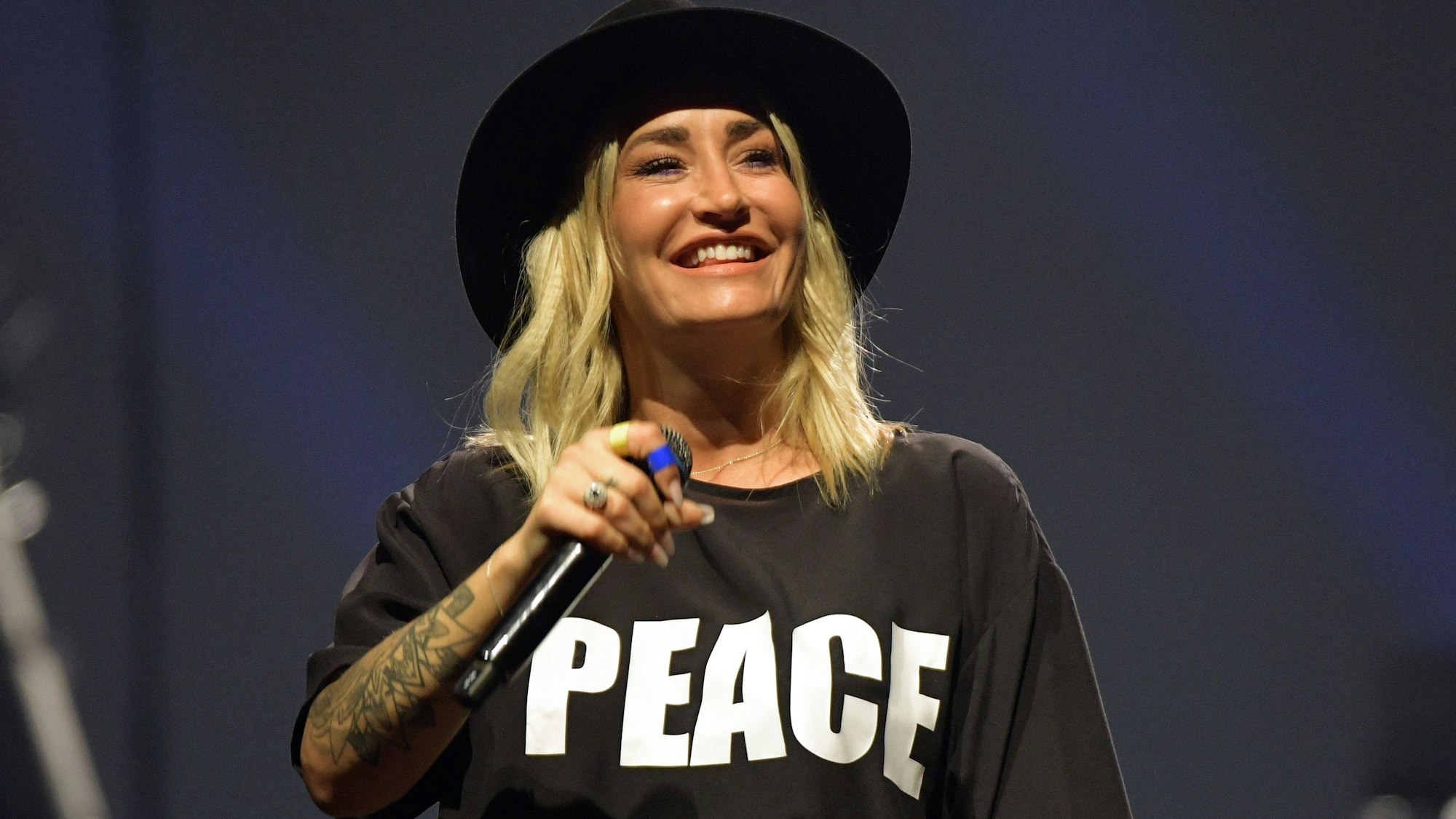 Sängerin Sarah Connor sing bei ihrem Konzert "Herz Kraft Werke" in der Bremer ÖVB-Arena.