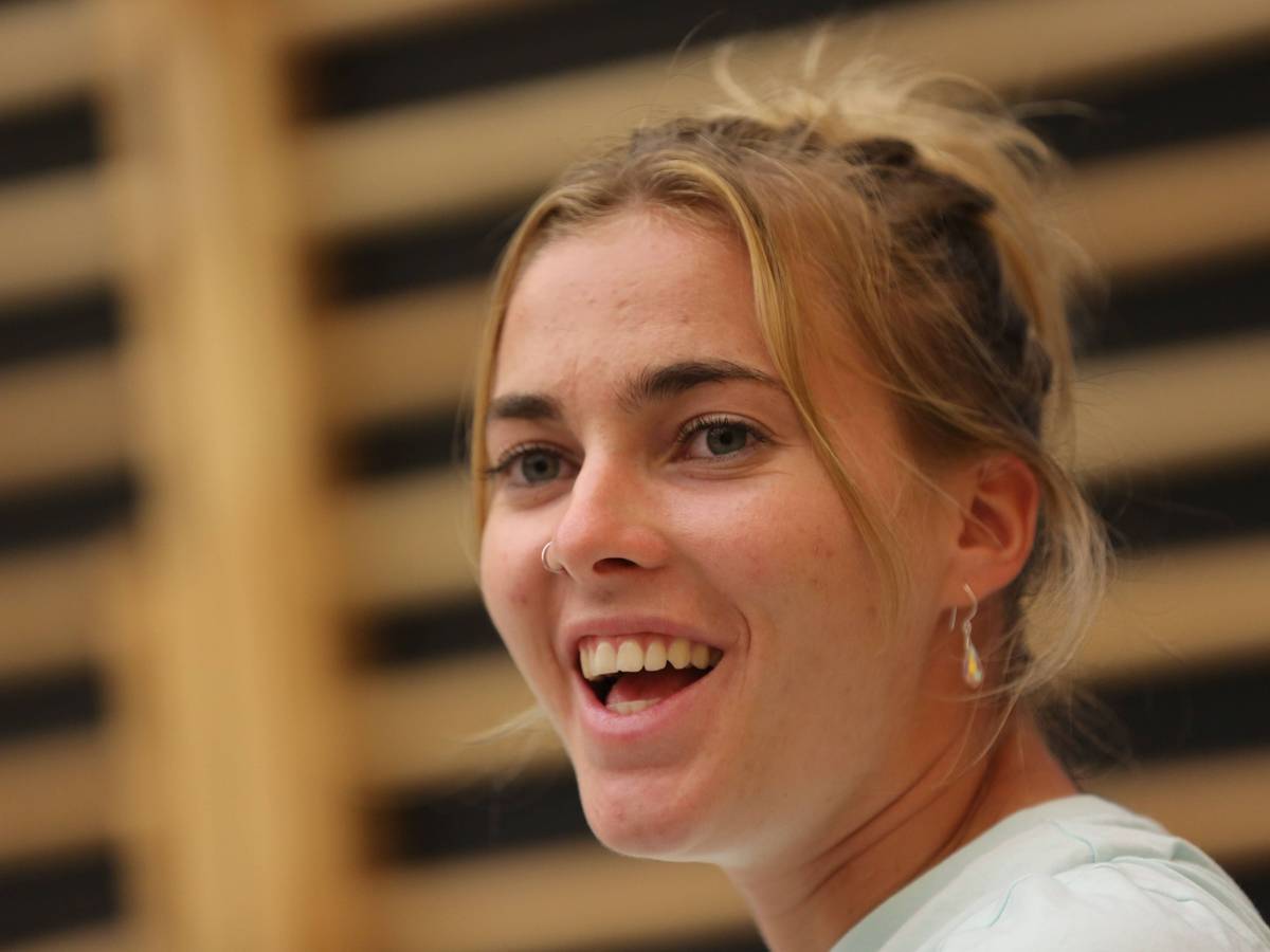 Die deutsche Fußball-Nationalspielerin Laura Freigang lacht bei einem Interview-Termin.