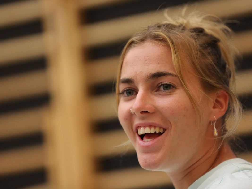Die deutsche Fußball-Nationalspielerin Laura Freigang lacht bei einem Interview-Termin.