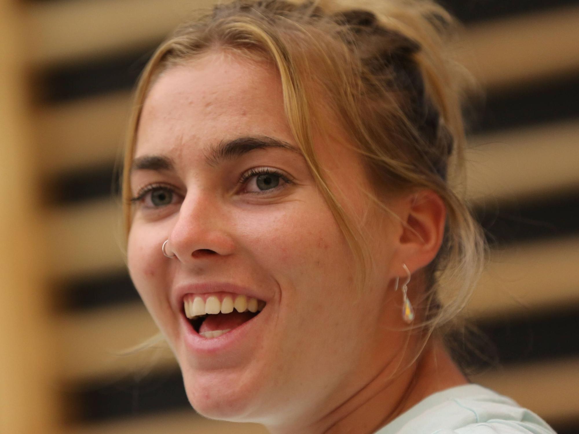 Die deutsche Fußball-Nationalspielerin Laura Freigang lacht bei einem Interview-Termin.