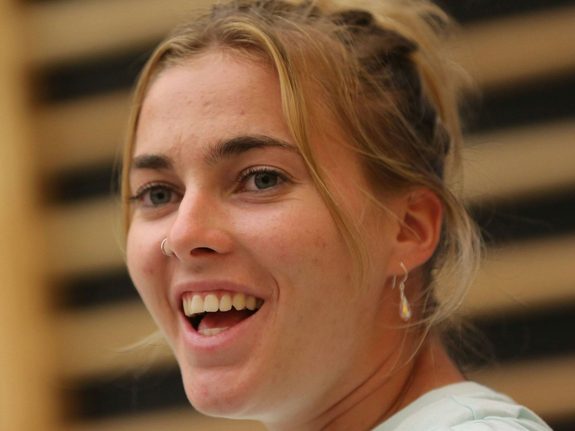 Die deutsche Fußball-Nationalspielerin Laura Freigang lacht bei einem Interview-Termin.