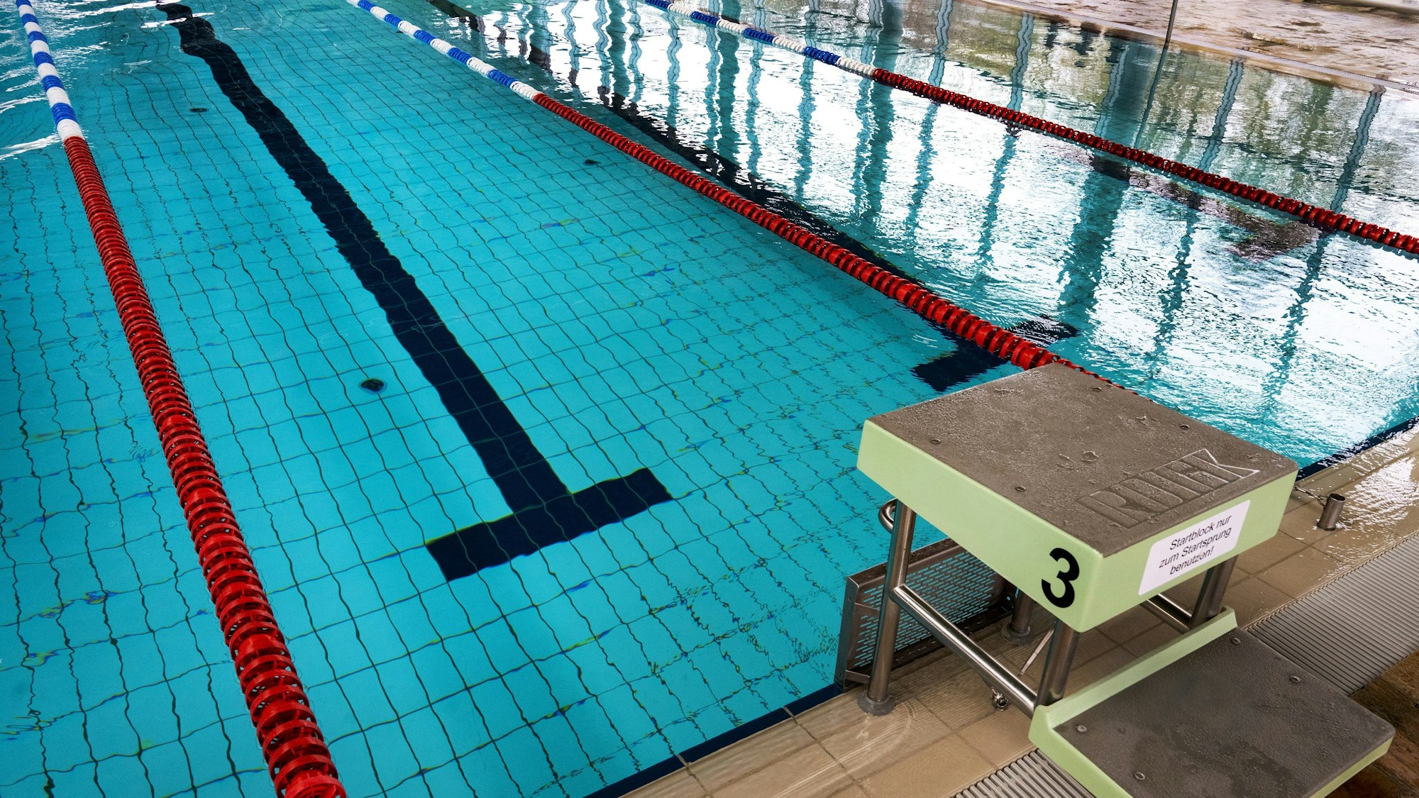 Nach einem Badeunfall im baden-württembergischen Albstadt ist ein fünfjähriges Mädchen gestorben. Unser Symbolfoto zeigt ein Freizeitbad in Greifswald.