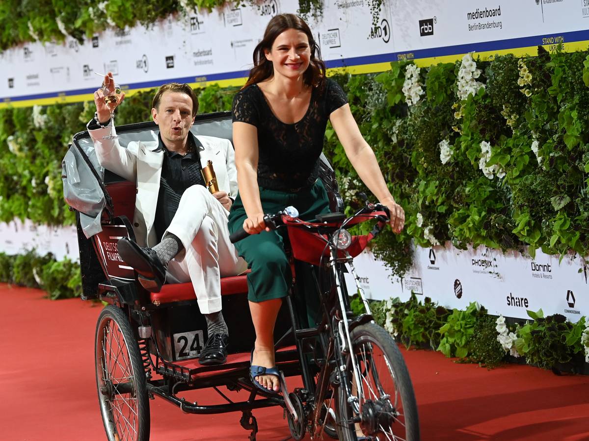 Verleihung des Deutschen Filmpreis „Lola“ 2022 in den Messehallen am Funkturm. Schauspieler Alexander Scheer jubelt mit der Lola über den Sieg – in einem ganz besonderen Gefährt.