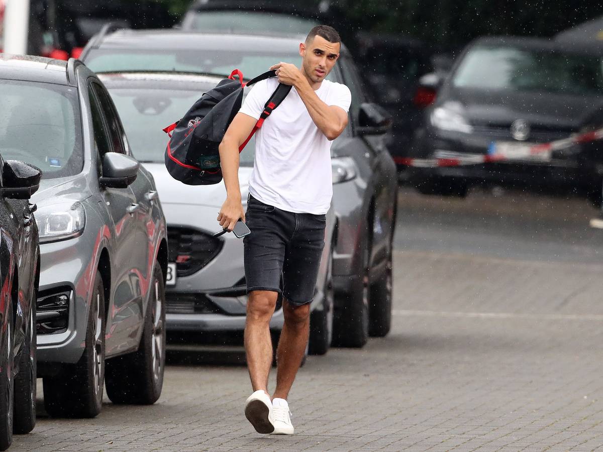 Ellyes Skhiri ist am Freitag (24. Juni 2022) auf dem Weg zu den FC-Leistungstests, mit denen die Sommer-Vorbereitung eingeläutet wurde.