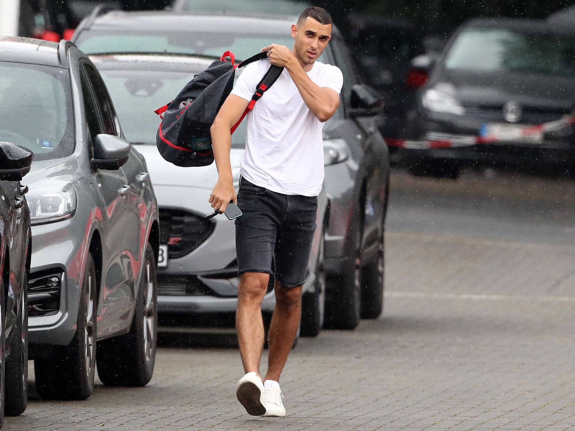 Ellyes Skhiri ist am Freitag (24. Juni 2022) auf dem Weg zu den FC-Leistungstests, mit denen die Sommer-Vorbereitung eingeläutet wurde.