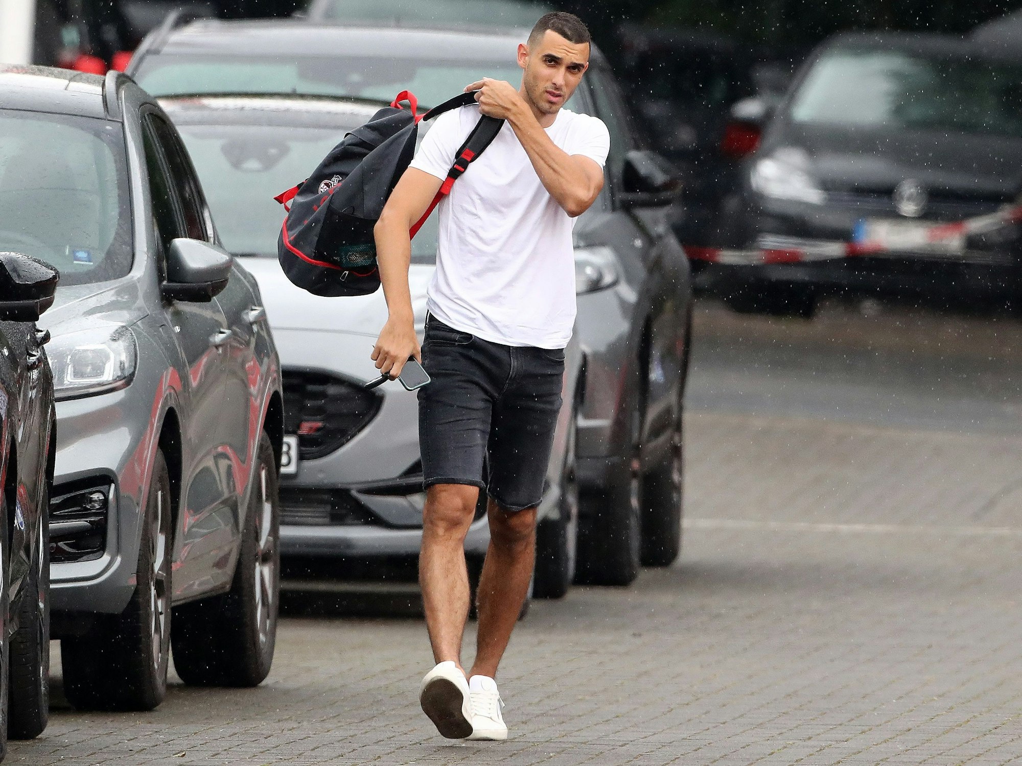 Ellyes Skhiri ist am Freitag (24. Juni 2022) auf dem Weg zu den FC-Leistungstests, mit denen die Sommer-Vorbereitung eingeläutet wurde.